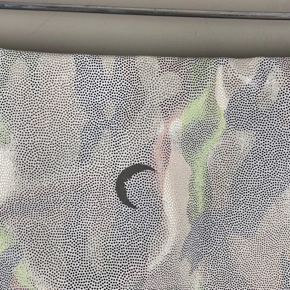 Zyia Womens Silver Metallic Camo Pocket Light n Tight Capri Leggings Size 6-8 - Picture 9 of 13